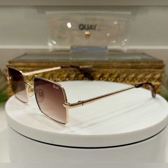 Quay - TTYL - Sleek Gold-Toned Square Sunglasses & Soft Snap-Close Case - VGUC - Picture 8 of 17